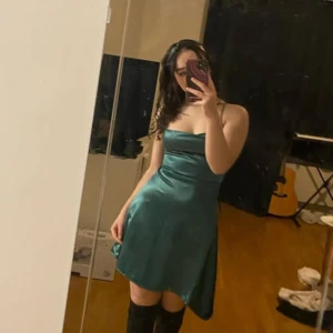 Grön klänning - Nästintill nyskick endast använd 2 gånger. Justerbar snörning i ryggen.