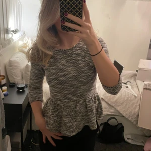 Mönstrad topp från Bikbok - Snygg mönstrad topp med trekvartsärm. Toppen har en dragkedja i ryggen. Från bikbok