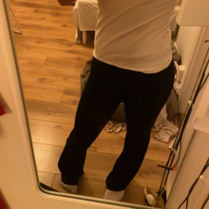 Svarta leggings - Säljer ett par svarta leggings som är perfekta för en bekväm och stilren look. De har en tight passform och är tillverkade i ett mjukt och stretchigt material. Perfekta för både vardag och avslappnade tillfällen.