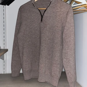 Cashmere zip up - Högkvalitativ cashmere från Italien. 100% cashmere och den sitter som en smäck