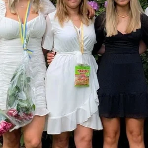 Vit klänning - Superfin vit klänning, passar perfekt till sommar och studenten!