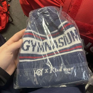 Kind wear mössa - Säljer en blå limiterad kikdwear mössa totalt 43 exemplar. Oöppnad så därav skick 10/10. Pris 400 men inte hugget i sten. Tveka inte på att höra av er! 