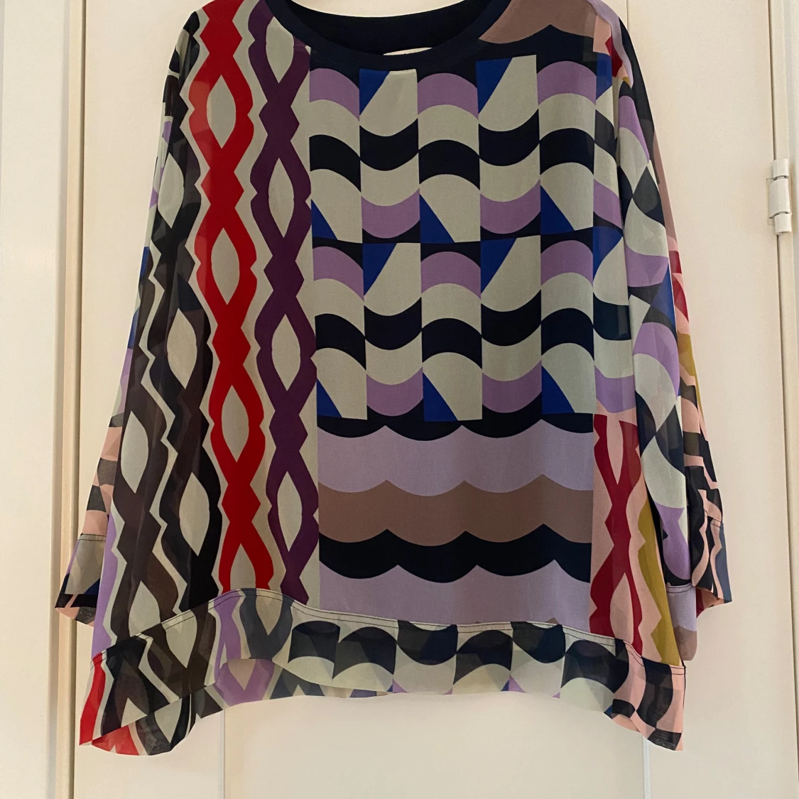 Gigue mönstrad genomskinlig blus, storlek 38.