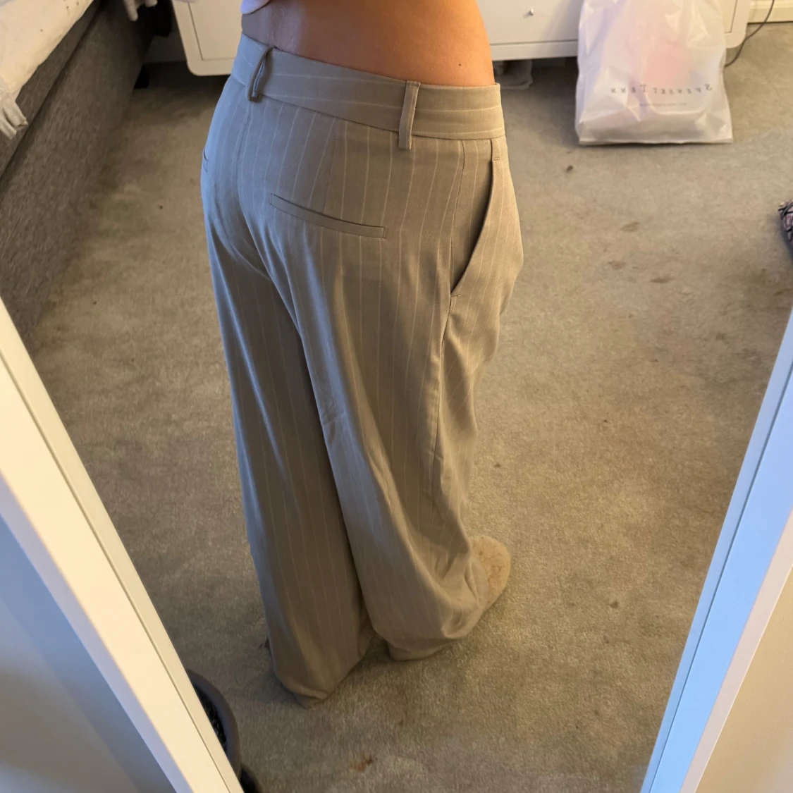 Beige randiga kostymbyxor - 1