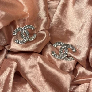 Örhängen  - Rostfritt stål helt nya i obruten förpackning detta är exempel bara 