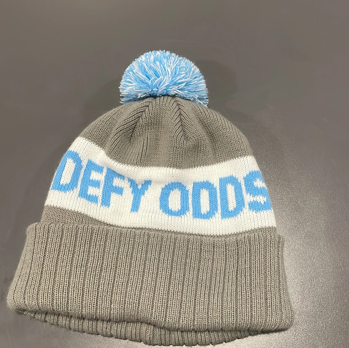 Toppluvan UF signaturmössa ”DEFY ODDS” stötta Barncancerfonden med ditt köp! - 2