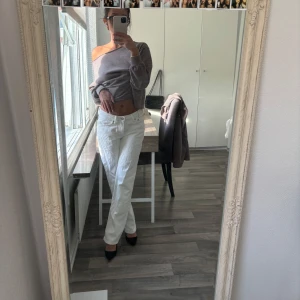 Lågmidjade jeans - Vita lågmidjadade jeans från lager 157 i modellen ICON. Jättefina samt bra skick🤍 Jag är 163cm lång, och dem passa även utan klackskor!