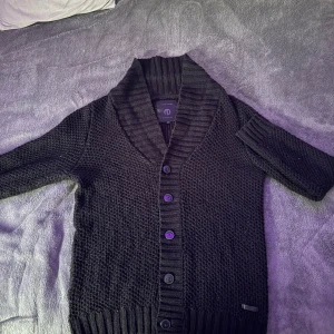 Svart stickad kofta från Jack & Jones - Säljer en riktigt snygg svart stickad kofta från Jack & Jones. Säljer den pga att ja inte använder den någon mer. Den är knappt använd så skicket på den 10/10. Priset kan diskuteras vid snabb affär.