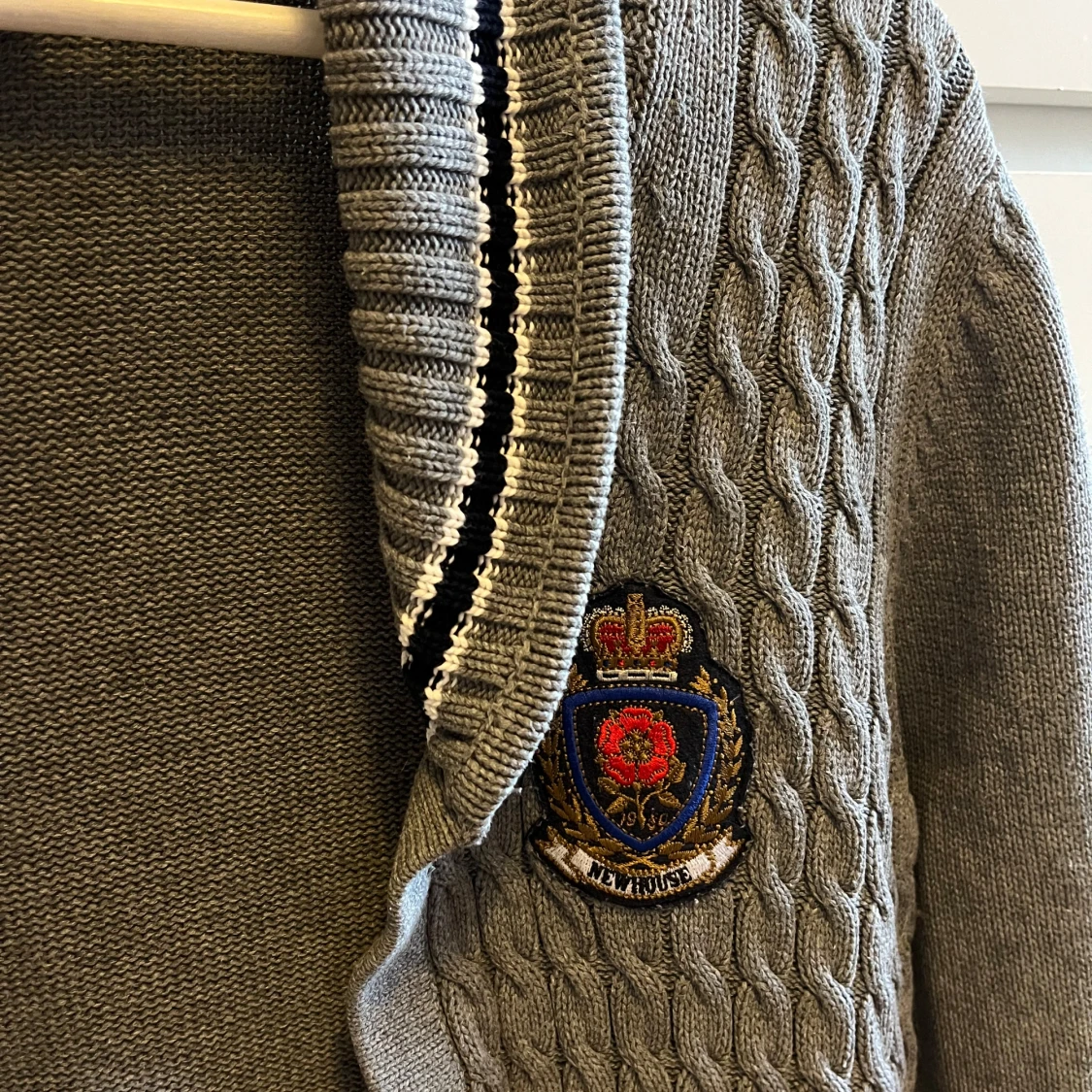 Grå stickad kofta från Newhouse - 1