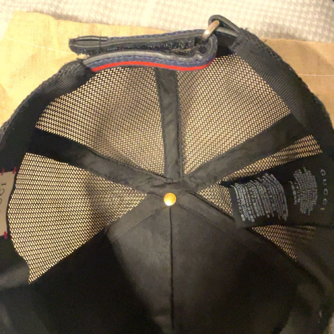 Svart keps med ormmönster - 2