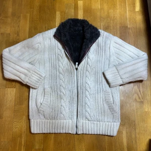 Fodrad Cardigan Med Päls - Säljer nu en as fet och extremt eftertraktad päls cardigan som blivit mycket populär nu, extremt svåra att hitta överhuvudtaget men denna är i nyskick! Storlek L. Märken som Loro Piana och Rose & Born har liknade varianter men för 10 gånger så mer! PRIS KAN DISKUTERAS!!! Skriv gärna vid frågor🤝