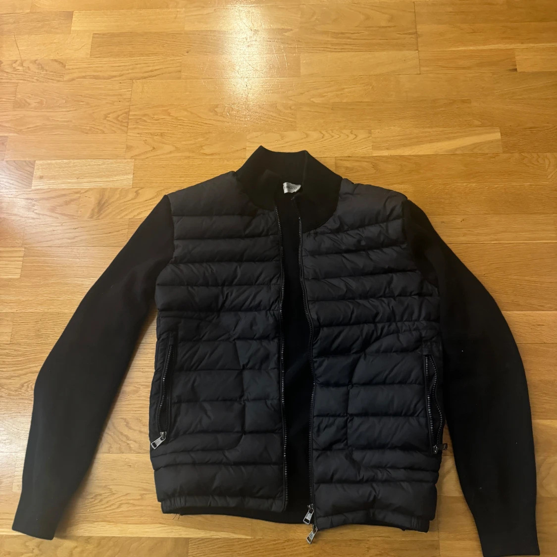 Svart pufferjacka från Moncler - 1