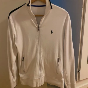 Polo full zip  - Tja, säljer denna feta Fullzip av märket Ralph Lauren. Storlek Xs. Passar dig mellan 170-175. Mycket bra skick. Mitt pris-199. Fraktar spårbart via PostNord/InstaBox!😄