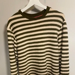 Scotch and soda tröja  - Väldigt bra skick nästan aldrig använd! Storlek M, jag är 180 cm och 70 kg i bilden! Hör av dig om du har några frågor!! 