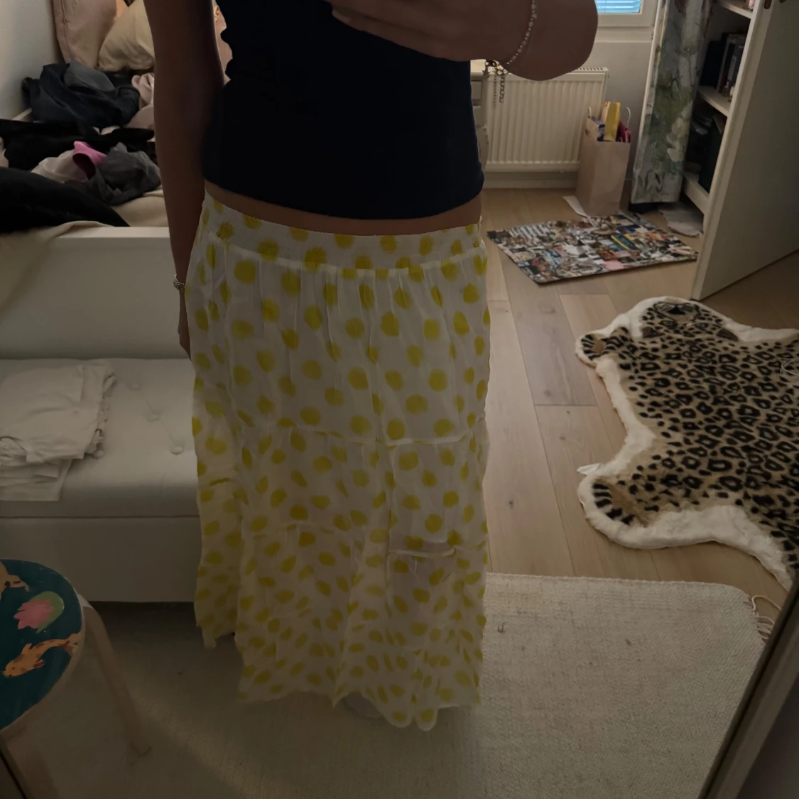 Vit och gul prickig långkjol