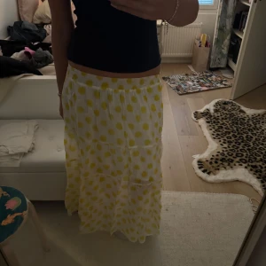 Vit och gul prickig långkjol - Säljer en  långkjol i vitt med gula prickar.  Från laura biagiotti, kan gå till xs-m