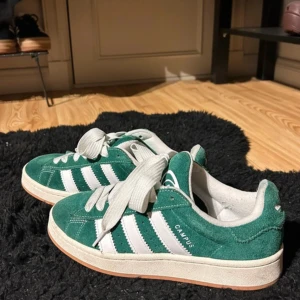 Adidas Campus sneakers - Snygga gröna Adidas Campus 00 sneakers med vita detaljer och snörning. Superfint skick 