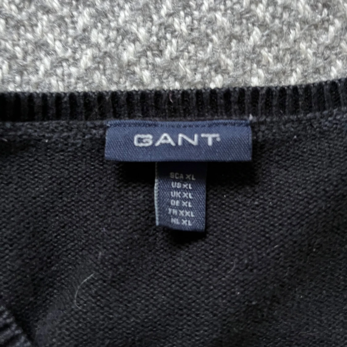 Svart v-ringad tröja från GANT - 2