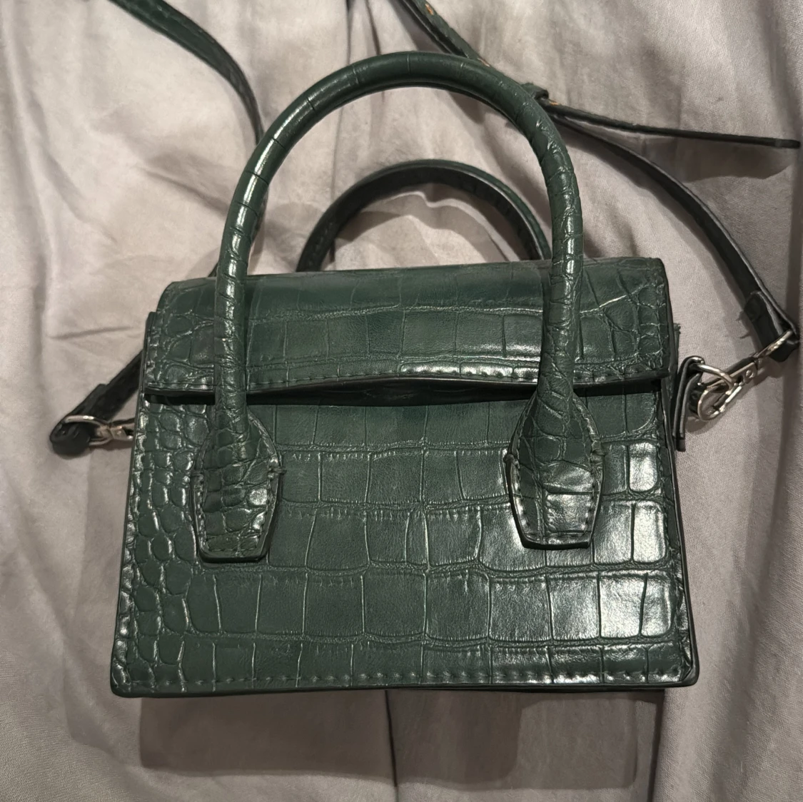 Grön axelväska i krokodilmönster - 1