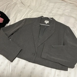 Grå kort kavaj från Kappahl  - Snygg grå kavaj från Kappahl i strl M, finns inga defekter användes bara 2 gånger säljs för 270kr 