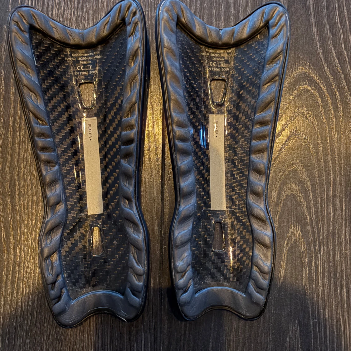 Svarta benskydd från Monolit - 1