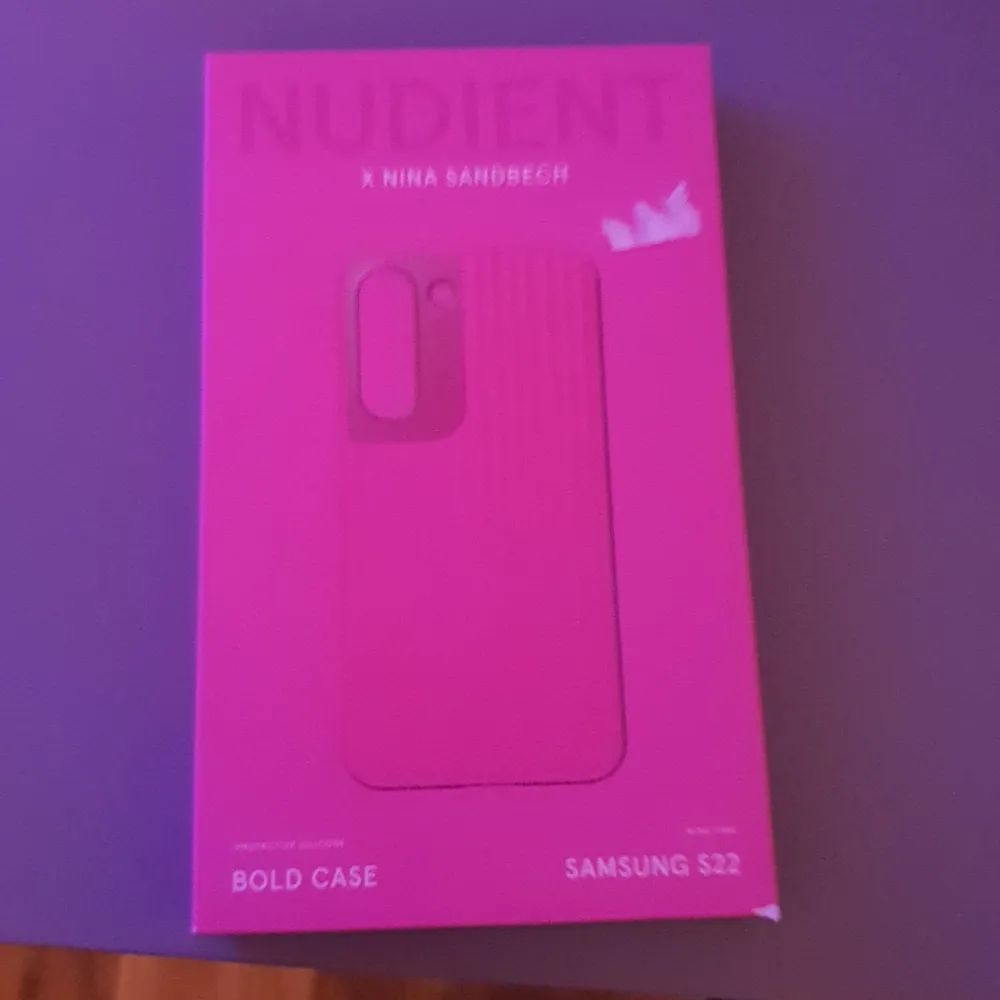 Snyggt rosa mobilskal för Samsung S22 från NUDIENT i samarbete med Nina Sandbech. Skalet har en stilren design med räfflad yta och perfekt passform för din mobil. Det är både trendigt och funktionellt, vilket gör det till ett måste för att skydda din telefon med stil. Obs:detta skal ha inte används bara förpackningen har öppnats (råka köpa skal till fel mobil). Muu.
