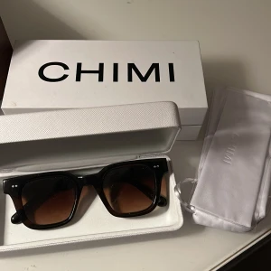 Chimi 04 brun - Säljer mina bruna chimi glasögon i modell 04💕💗 de är oanvända bara testade på! Kostar 1350 kr på deras hemsida