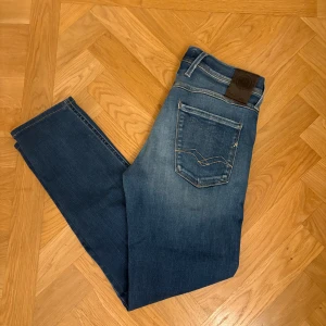 Replay Anbass - Replay Anbass jeans w 30 L 32 Längd 96 cm Midjemått 38x2 Men väldigt stretchigt material så kan passa lite större