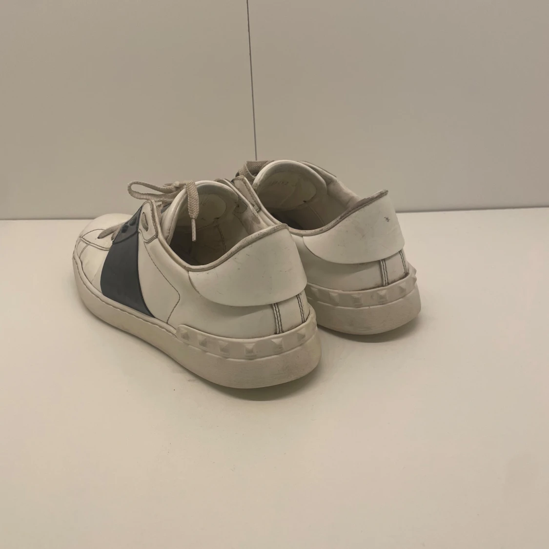 Valentino sneakers i vitt och svart - 1