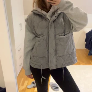 Grå quiltad väst - Säljer en snygg grå quiltad väst från Zara. Knappt använd så nyskick, pris kan diskuteras vid snabb affär!!😍