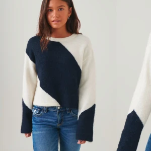 Mörk blå och vit stickad tröja - Säljer en snygg stickad tröja i mörk blå och vitt med ett diagonalt mönster. Super mysig och bekväm att ha på sig när de e kallt! Bra skick då jag bara använder fåtal gånger 💓 passar även S !