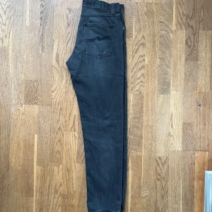 Nudie jeans - Ett par snygga jeans från Nudie. Använda men i bra skick. Nypris ca 1599kr, mitt pris: 399🔥. Hör av er vid funderingar!😁