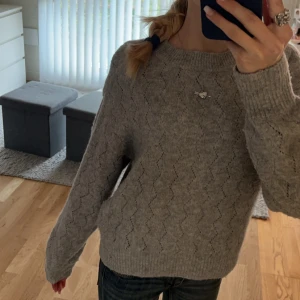 Grå stickad tröja från Vero Moda - Säljer en super mysig och snygg grå stickad tröja från Vero Moda i superbra skicka! Knappt använd och super fin!