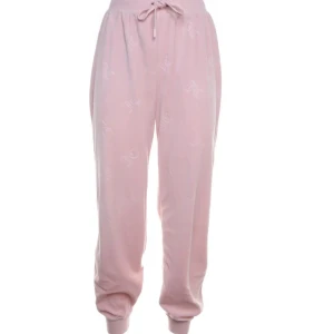 Rosa mjukisbyxor från Juicy Couture - Snygga rosa mjukisbyxor från Juicy Couture med snörning i midjan. Byxorna har en bekväm passform och är gjorda i ett mjukt material. Fraktar inom 1-2dagar
