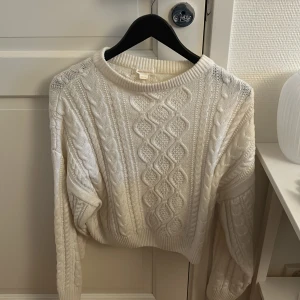 Vit stickad tröja från Gina Tricot - Säljer en snygg vit stickad tröja från Gina Tricot i storlek 158/164 använd få gånger!💞