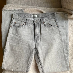 Grå jeans från Gina Tricot - Snygga grå jeans från Gina Tricot i storlek 36. De har en klassisk femficksdesign och en knappgylf. Perfekta för en stilren look. Använt 4-5 gånger inget slitage, säljer pga försmå 💕 skriv för frågor!!