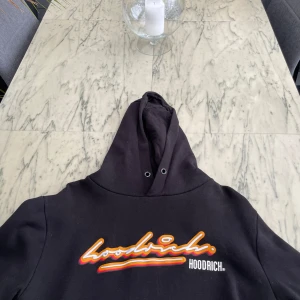 Hoodrich Hoodie - Hoodrich tröja jag säljer då den är för liten. Storlek S 