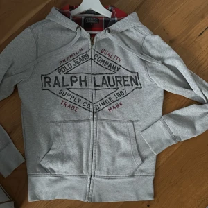 Denim&supply ralph lauren  - Tja! Säljer denna sällsynta raplh lauren zip hoodien från Denim&supply i storlek S! Den är i mycket bra skick utan tecken på användning! Om du har några funderingar är det bara att fråga!