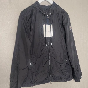 Moncler grimpeurs jacka  - Moncler jacka i storlek M i färgen svart. 