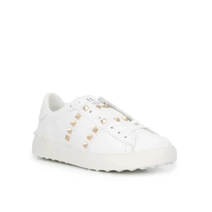 Valentino Garavani Rockstud Untitled sneakers - Snygga Valentino skor helt oanvända säljer då jag beställde fel storlek och inte kan skcika tillbaka. Skriv för privata bilder eller frågor. Priset kan diskuteras vid snabb affär vill få sålt dom snabbt. 