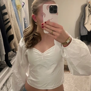 Vit blus med öppen rygg - Jättefin oanvänd vit topp med öppen rygg från Gina Young, passar perfekt till skolavslutning, fest, midsommar mm. Väldig fin och festlig urringning!🥂💐