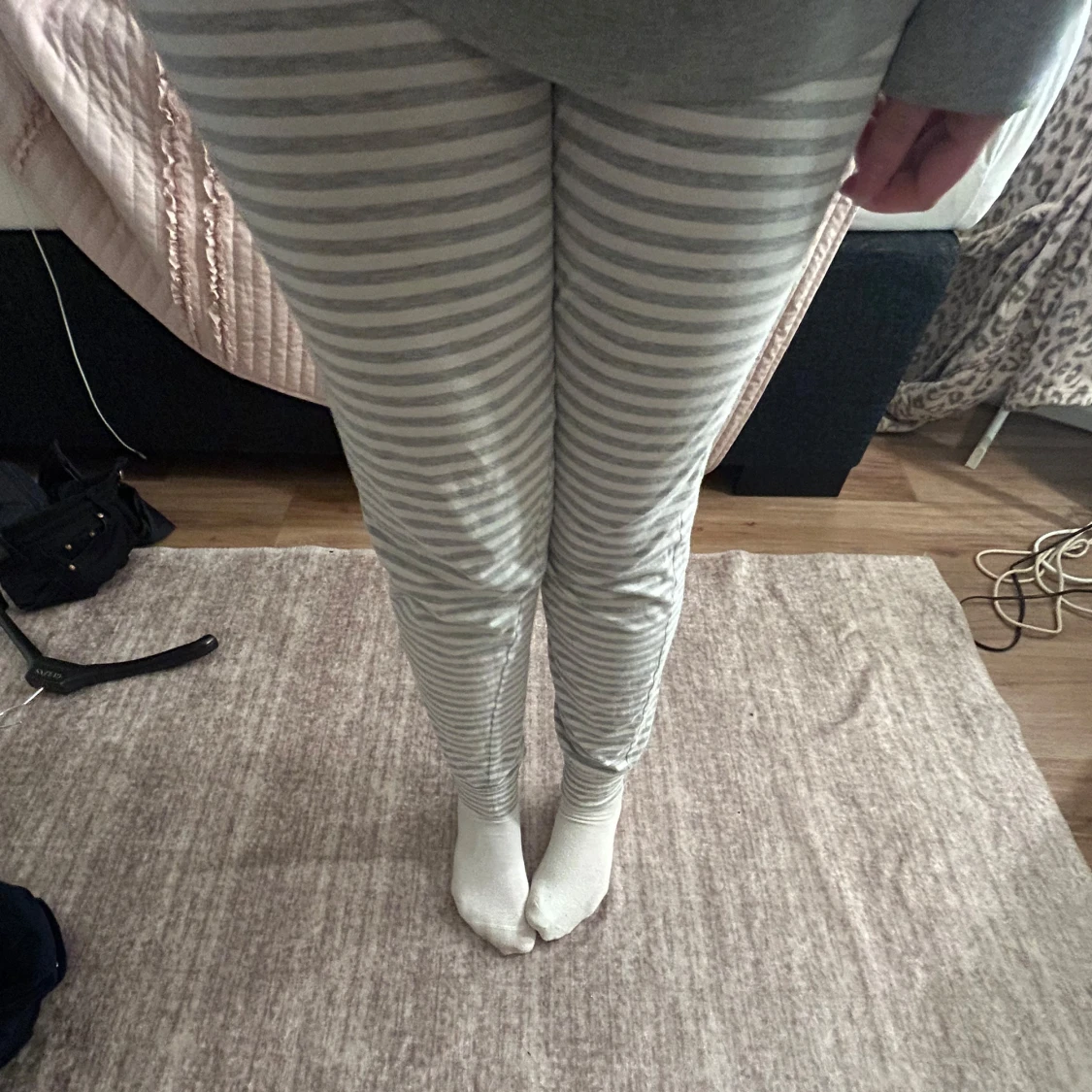 Randiga mjukisbyxor i grått och vitt