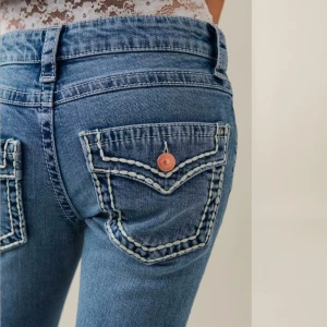 Blå jeans med broderade fickor - Snygga blå jeans med unika broderade detaljer på bakfickorna. Dom är helt slutsålda på ginas hemsida. Använda 2 gånger. Nypris 399kr 🤍