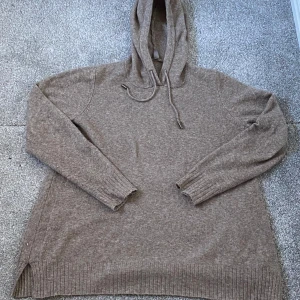 Beige stickad hoodie - beige stickad hoodie med långa ärmar och ribbade muddar. Perfekt för denna vinter❄️nypris: 949. Vårt pris:299