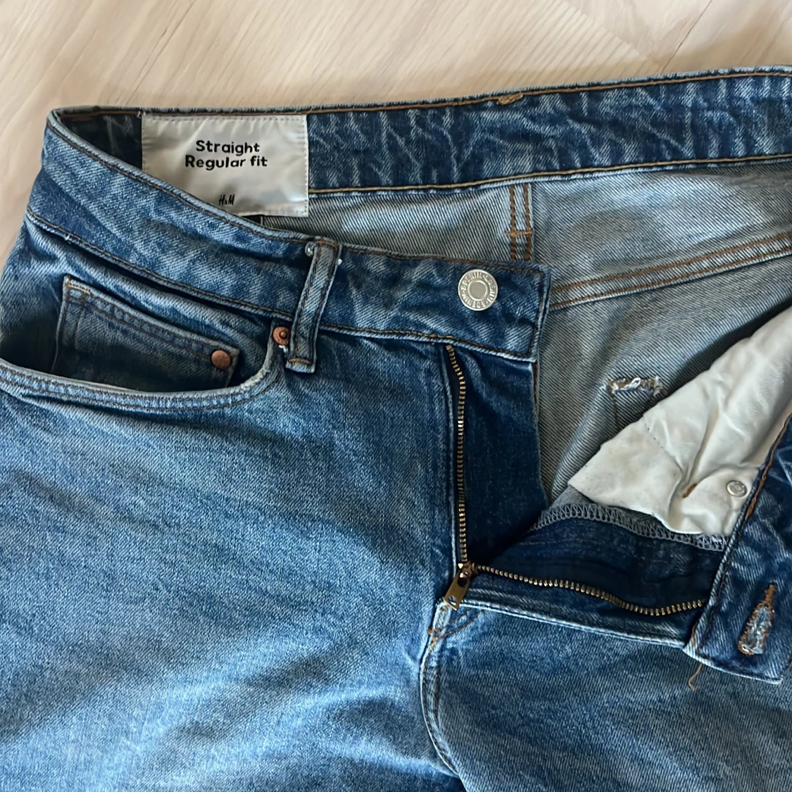 Blå jeans med rak passform - 2