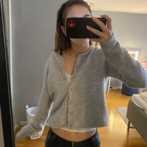 Grå kofta med knappar - Säljer en mysig grå kofta med knappar framtill. Passar till allt!!💘💘Köpt för 400! Pris kan diskuteras 