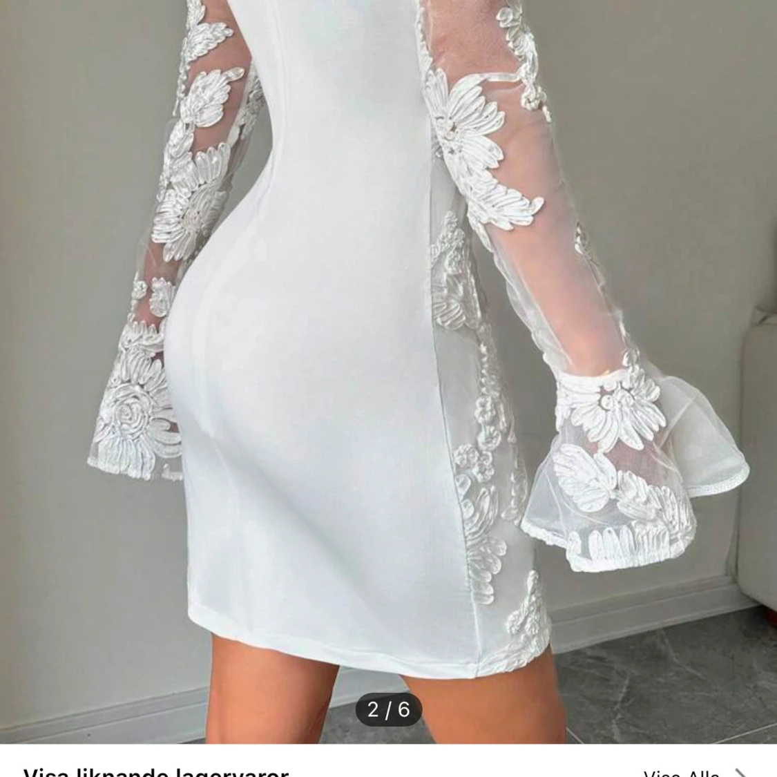 Vit klänning med blommig spets - 1
