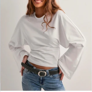 Vit långärmad topp - Säljer denna superfina tröjan ifrån Nelly. Andvänd en gång, supersnygg💕