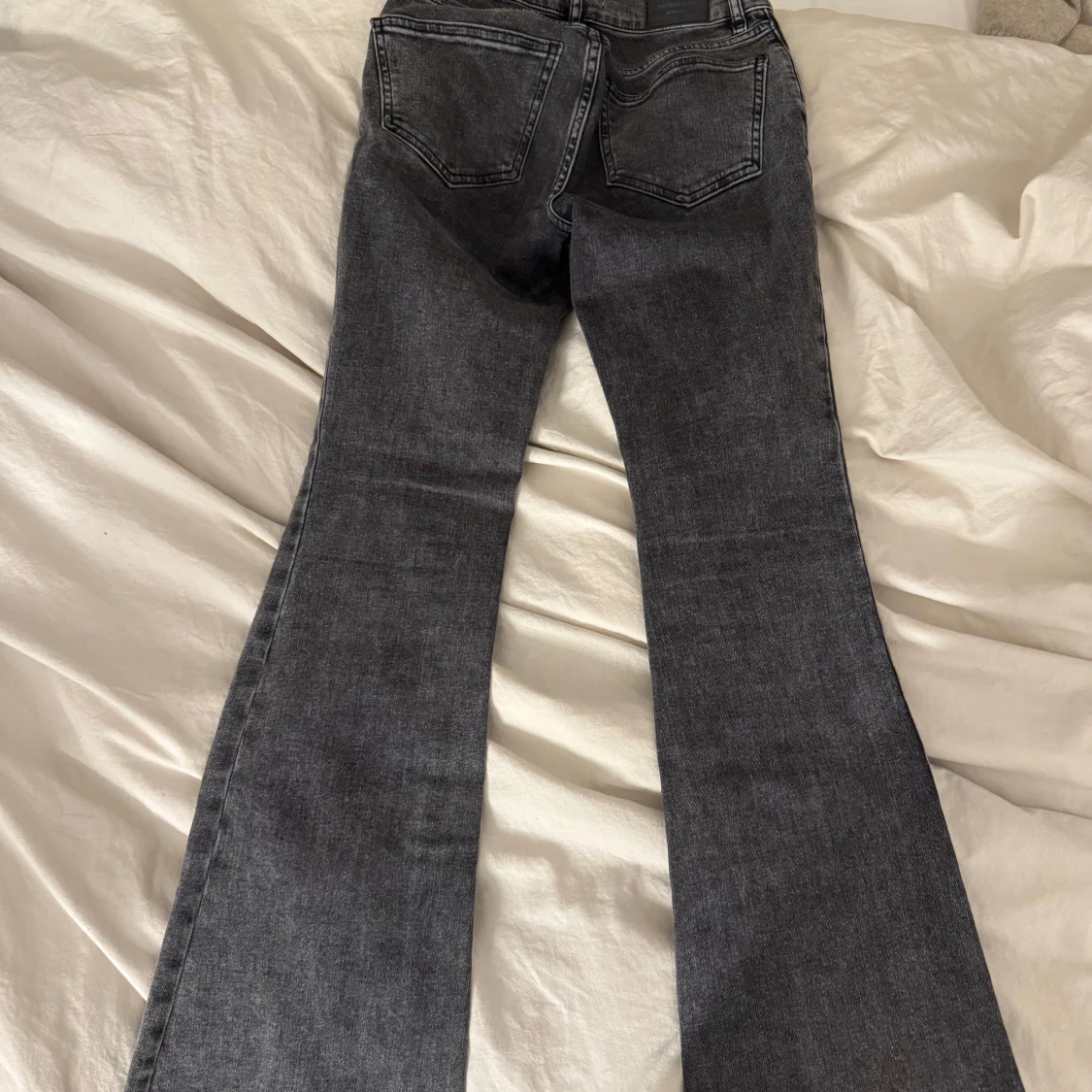 Grå bootcut jeans från Gina tricot - 1