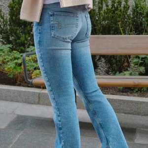 Ljusblå bootcut jeans - Snygga ljusblå bootcut jeans med klassisk femficksdesign och dekorativa sömmar på bakfickorna. Perfekta för en avslappnad stil. De har en bekväm passform och är tillverkade i mjukt denimtyg💗